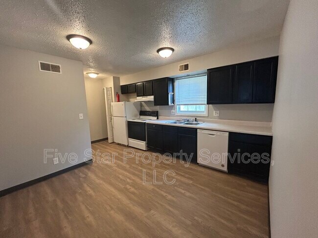 Photo - Lake Shore Apartments