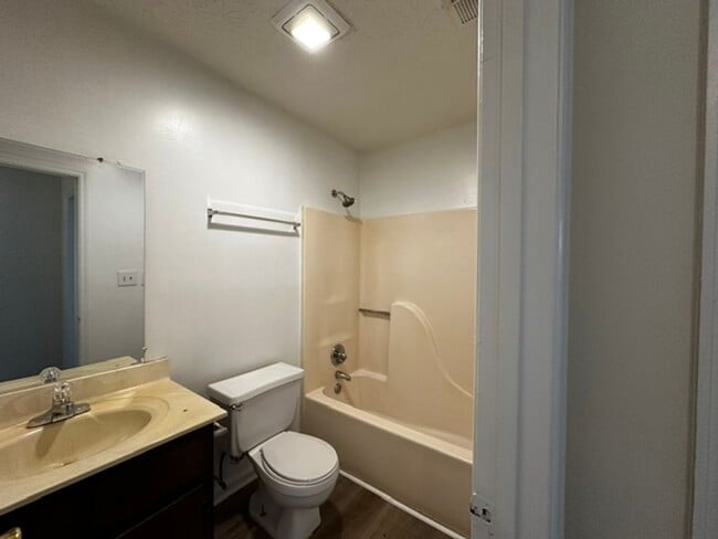 Photo - 110/112 Michele Dr Unidad 110 Michele Drive