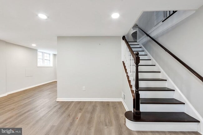 Photo - 3825 Larchwood Rd