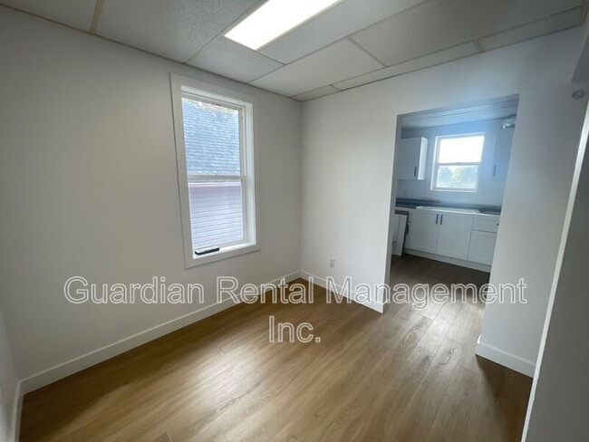 Photo - 245 McIntyre St Unit Apt 2