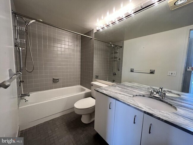 Photo - 241 S 6th St Unidad 611A