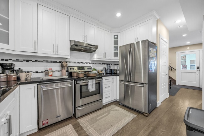 Photo - 3845 Dumfries St Unit ID1258944P