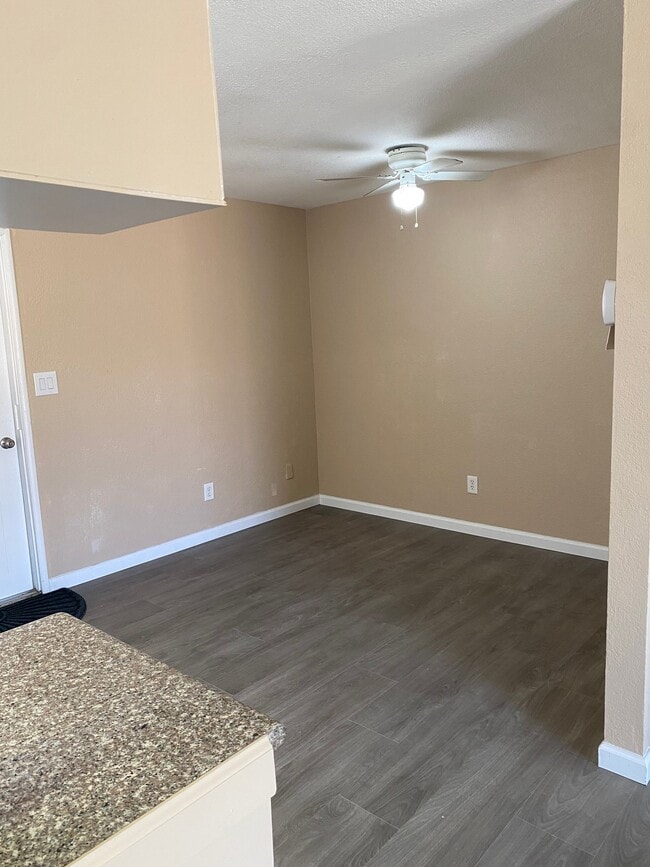 5811 Hillsdale Blvd
