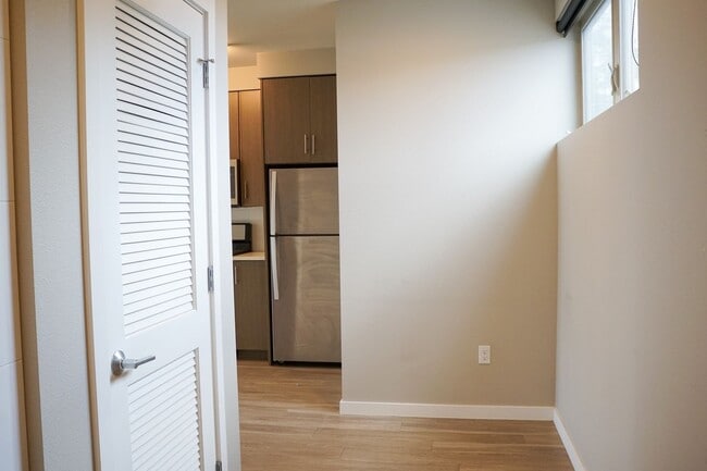 Photo - Corner 2nd Floor 1 Bdr w/Dishwasher, W&D, Condo Finishes! Unidad 201
