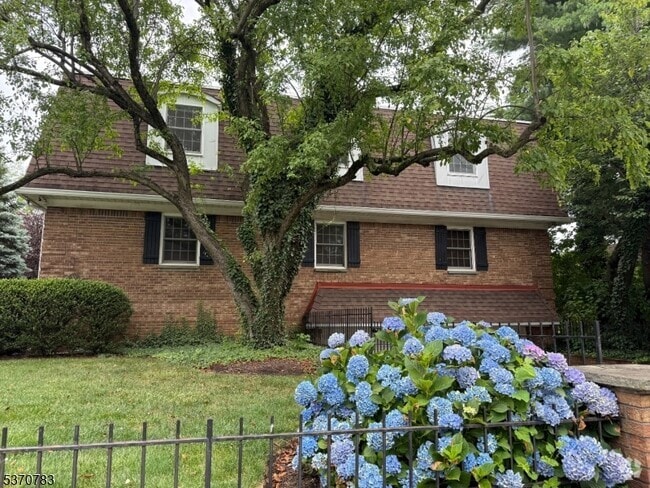 Building Photo - 301 Claremont Ave Unit 2 Rental