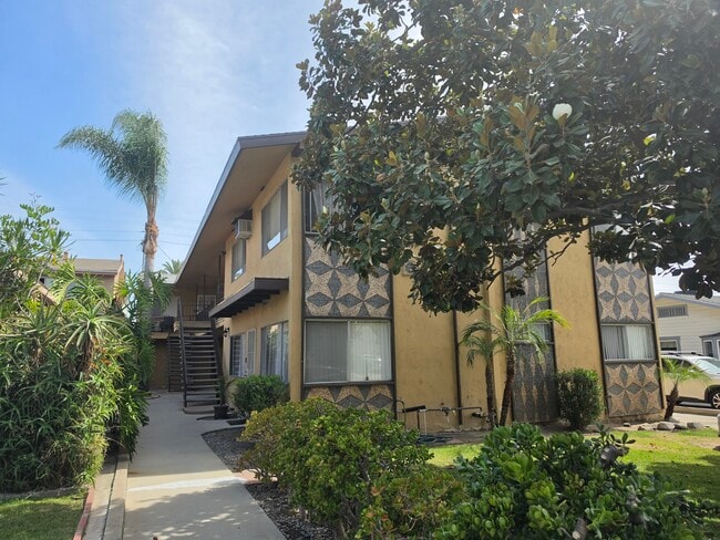 Building Photo - 620 W Lexington Dr Unit 5