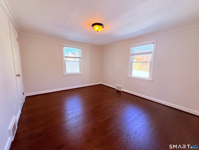 Photo - 387 Quaker Ln S