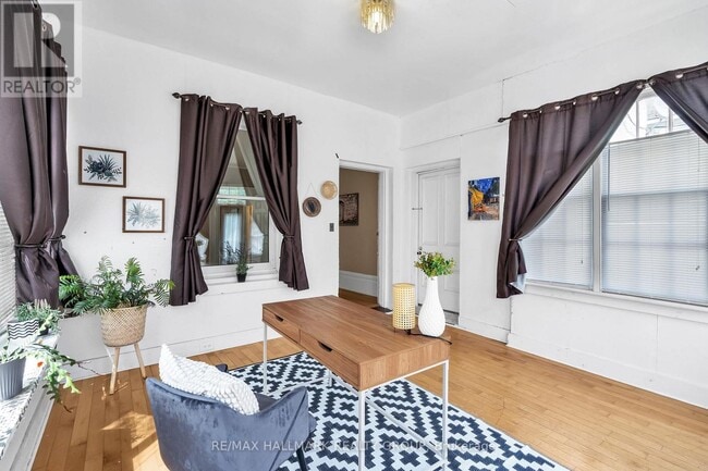 Photo - 20 Russell St W