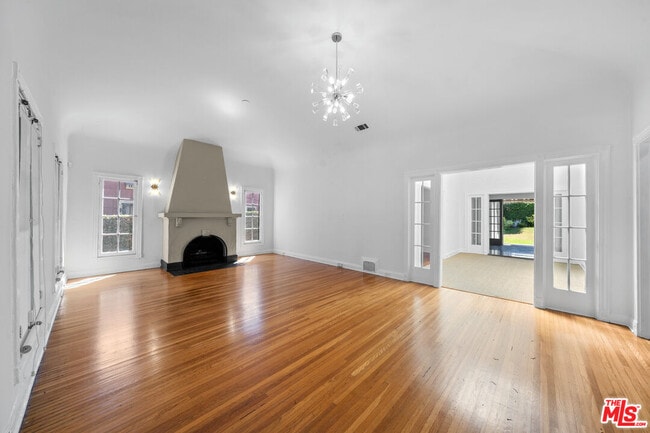 Building Photo - 107 S Lucerne Blvd Rental