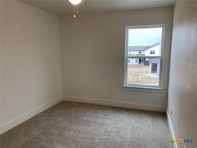 Photo - 1858 Royal Loop