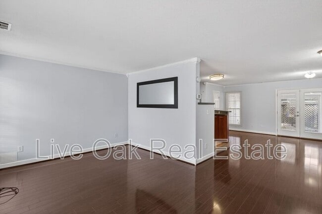 Photo - 304 Falling Ln