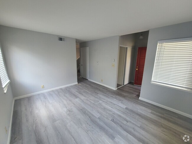 Building Photo - Cozy Updated 2 Bedroom Townhouse Located i...