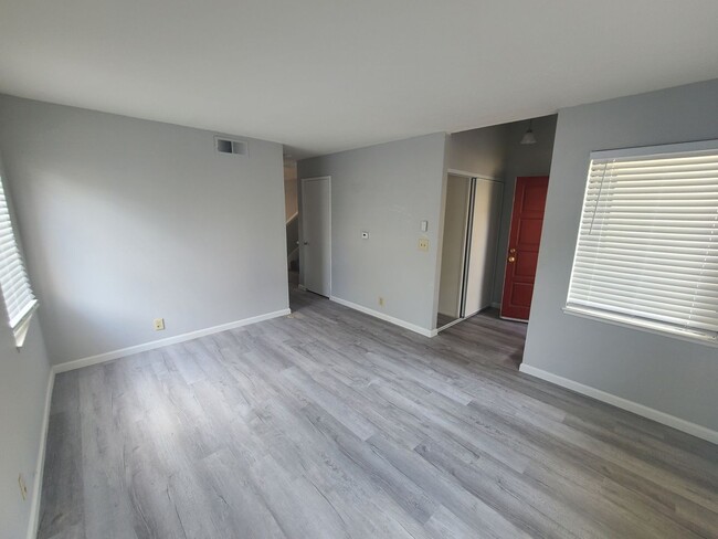 Cozy Updated 2 Bedroom Townhouse Located i... - Cozy Updated 2 Bedroom Townhouse Located i...