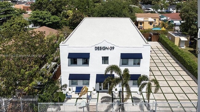 Building Photo - 165 NW 39th St Unit 7