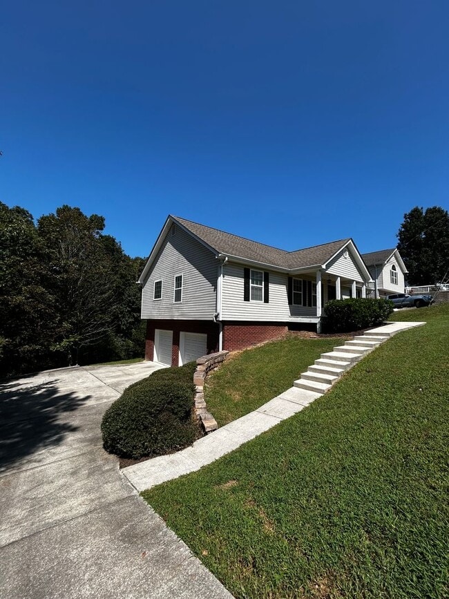 Building Photo - 3 Bed, 2 Bath, HUGE Basement Garage in Cha... Rental