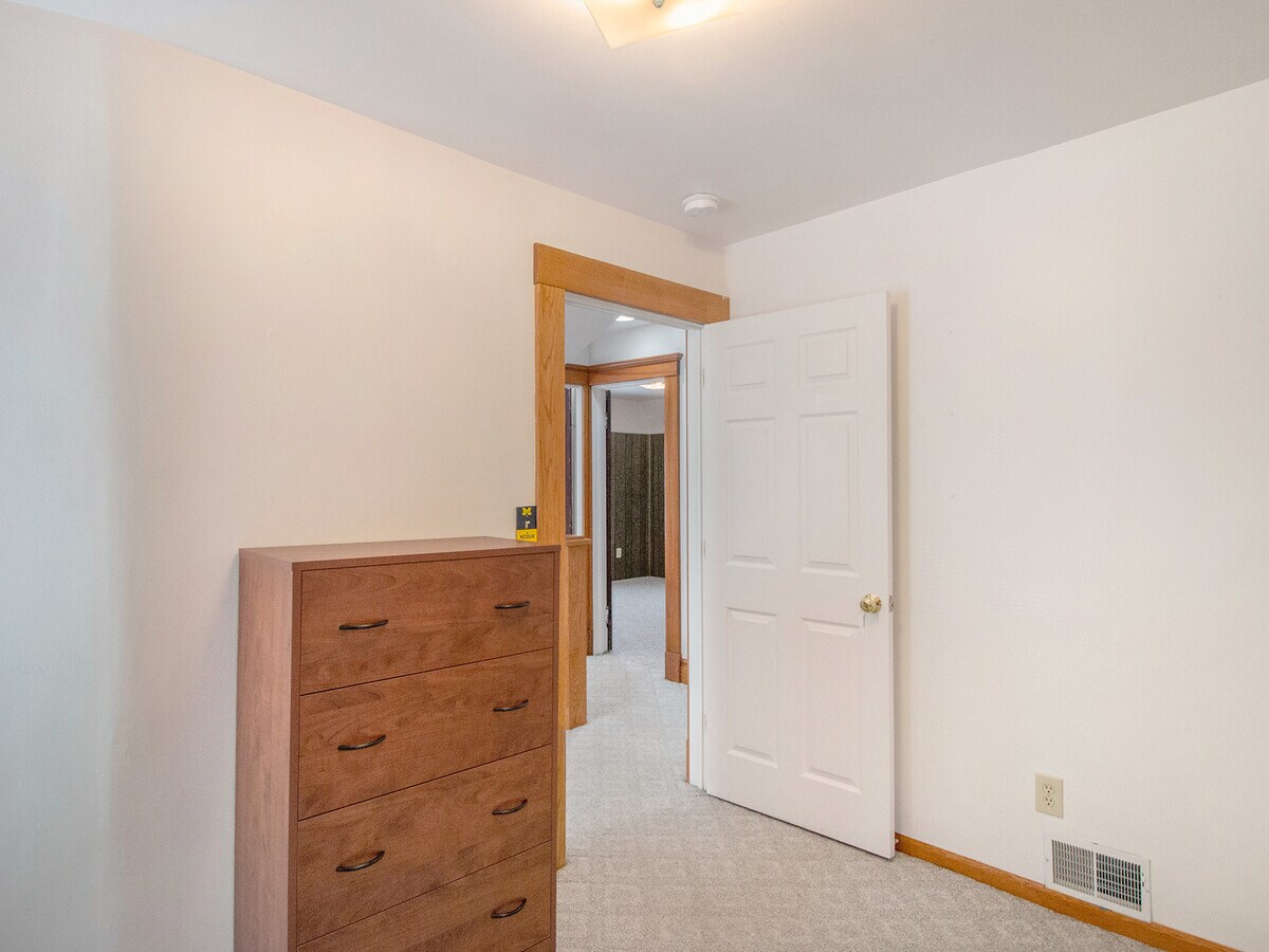 Photo - 747 Packard St