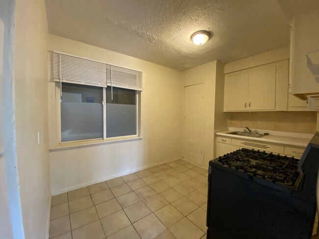 Kitchen - 2422 N Clay St Unidad 2422