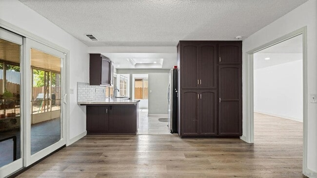 Photo - 1695 Kenora Dr