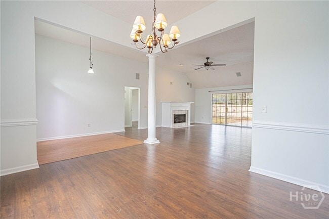 Photo - 114 Laurens Ln