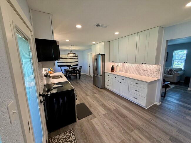 Photo - 307 W Karnes Dr