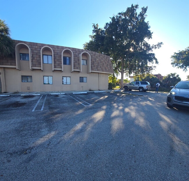 Building Photo - 10930 Royal Palm Blvd Unit 10930