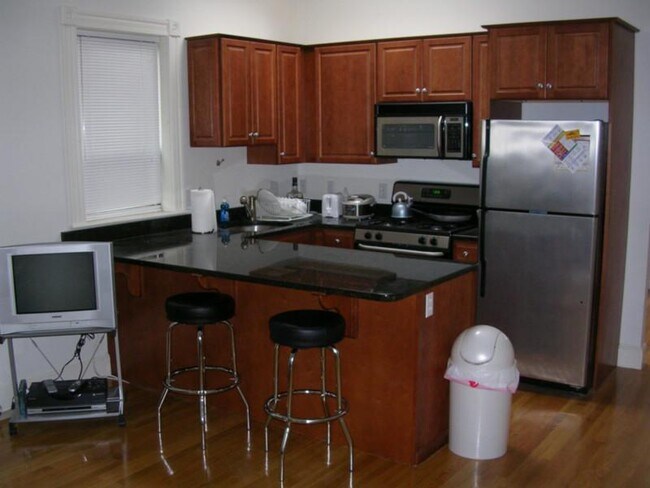 Building Photo - 14 Buswell St Unit V2
