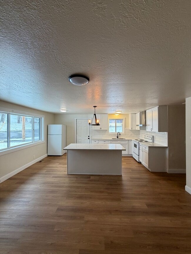 Photo - 2 Bed 1 Bath Duplex with Garage,