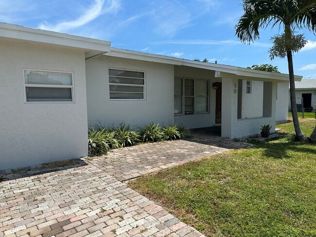 Building Photo - 4 bed 2 bath plus a den, could be a 5th bed.