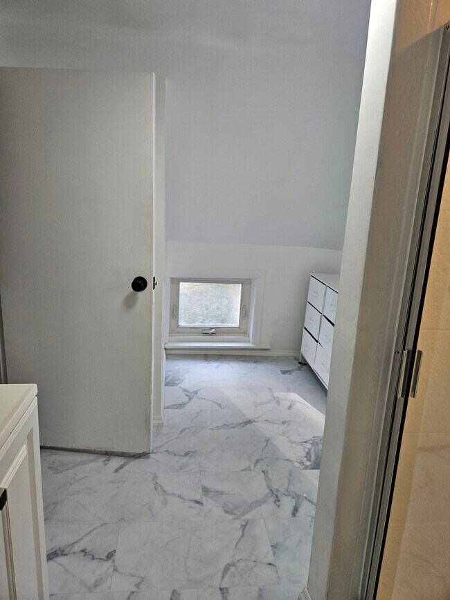 Photo - 114 College St