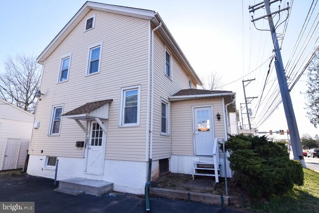 Building Photo - 1071 W Bristol Rd