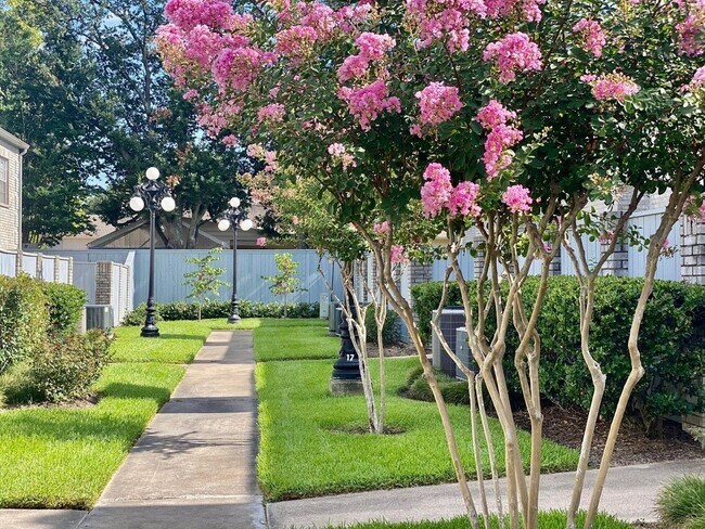 Building Photo - 632 Wilcrest Dr Unit 632