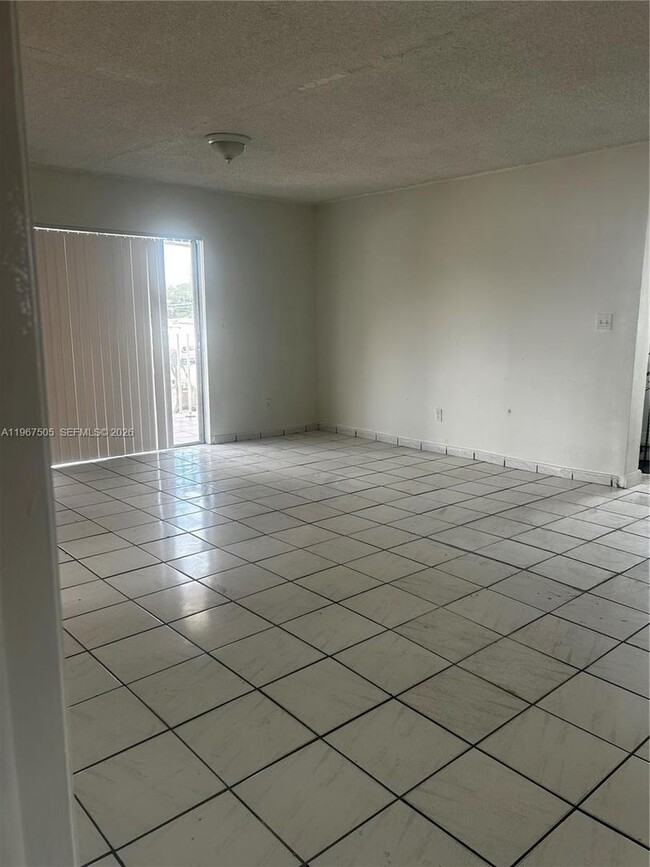 Photo - 992 E 18th St