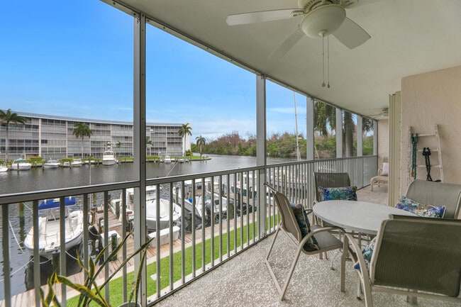 Building Photo - 1537 E Hillsboro Blvd Unit 238