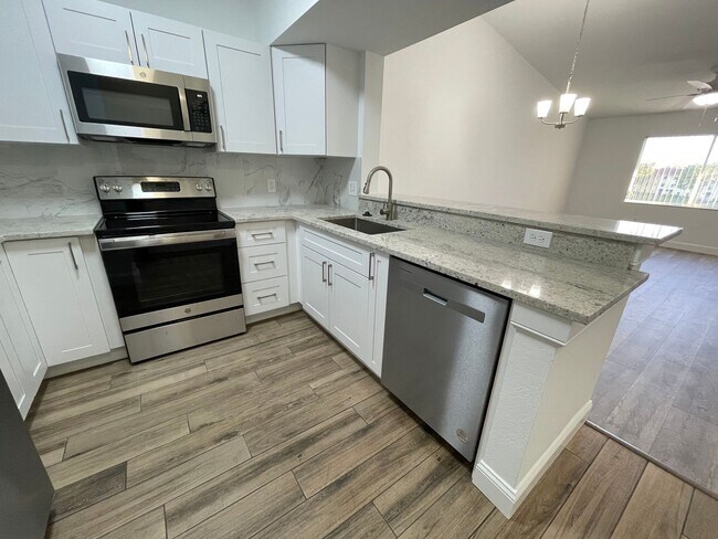 Photo - ANNUAL RENTAL - KEY ROYAL-2 BED 1 BATH THI... Unit 1333