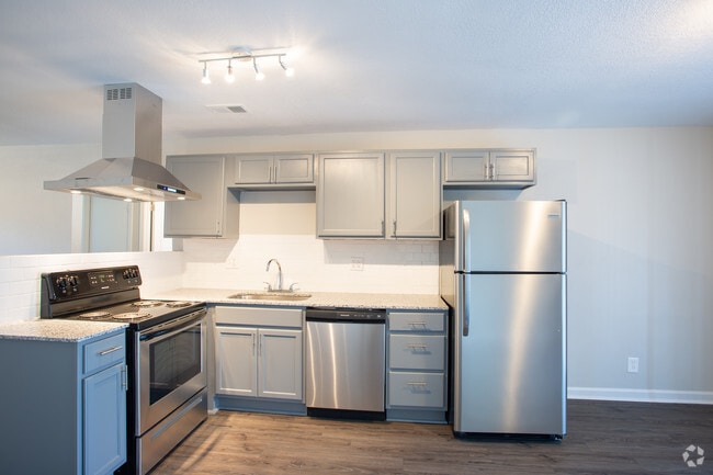 2BR, 1BA - 850 SF