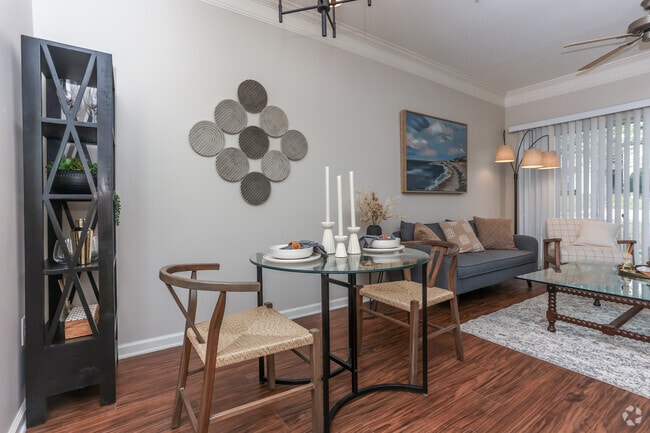 1BR, 1BA - 693SF - Dining Room