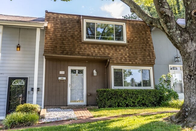 Building Photo - 110 Woodlake Dr