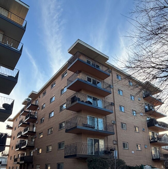 Building Photo - 1 Bed One Bath in DOWNTOWN Forest Park!!!