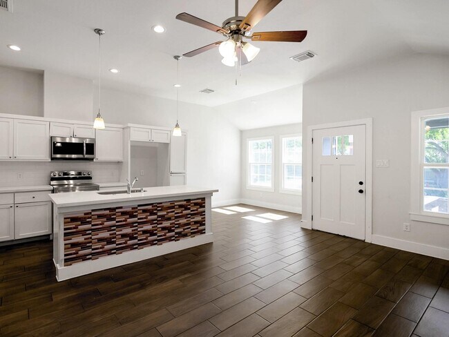 Photo - 5901 Woodview Dr