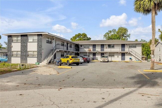 Building Photo - 313 Country Club Oval Unit 11