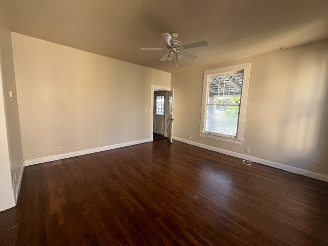 Building Photo - 410 E Carson St Rental