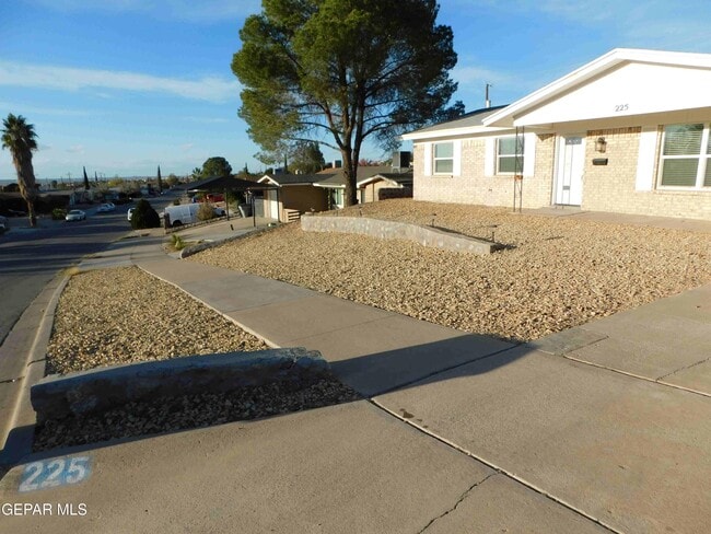 Photo - 225 3 Rivers Dr