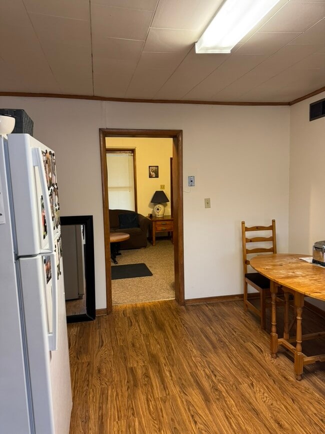 Eat in Kitchen/Liv.Rm - 405 S Chestnut St Unit Downstairs