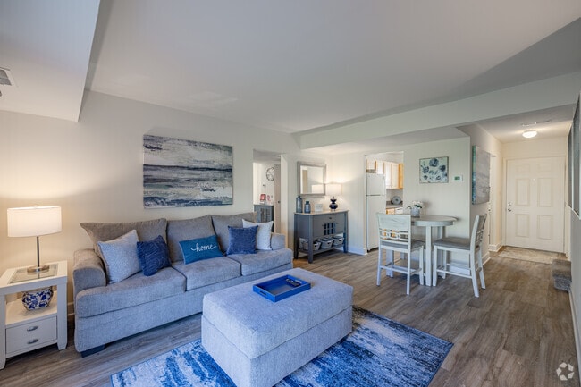 2 habitaciones, 1,5 baños, 968 pies cuadrados - Modelo - Sala de estar - Seven Oaks Townhomes