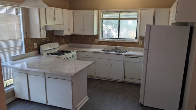 Photo - 697 Tarkington Rd N