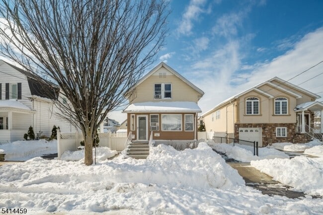 Photo - 529 Ainsworth St