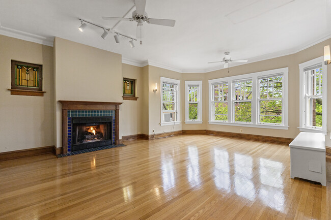 Photo - 6645 N Greenview Ave Condo