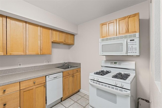 Photo - 2800 Westhill Dr Unit 102