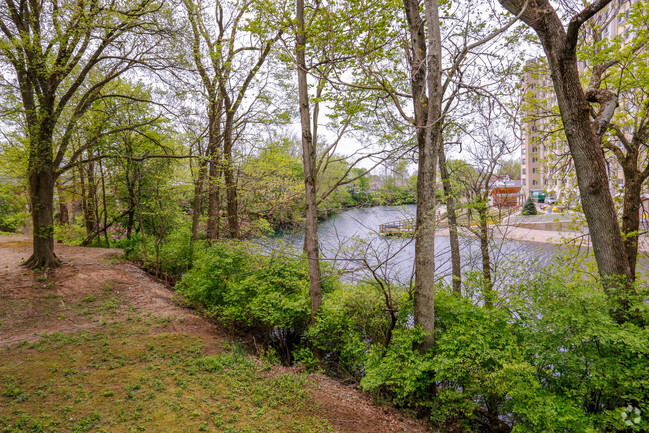 Lakeshore Place - Lakeshore Place Apartments