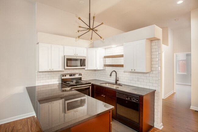 Fenced in backyard, in the heart of histor... - Fenced in backyard, in the heart of histor... Apartment Unit 1223 B